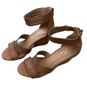 Crown Vintage Carlie Leather Wedge Sandal size 7